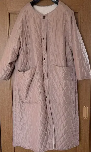 연한 핑크 퀼팅 보아 리버서블 롱 코트