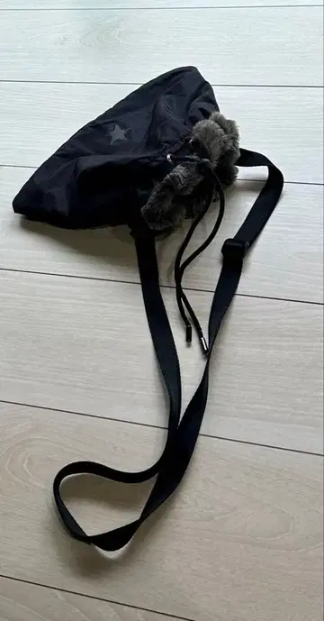 컨버스 숄더백 사코슈 블랙 컬러 퍼 포함 디자인