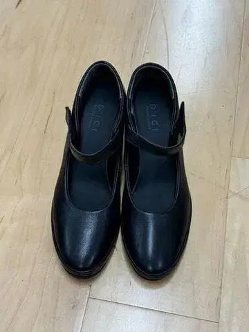 블랙 스트랩 신발