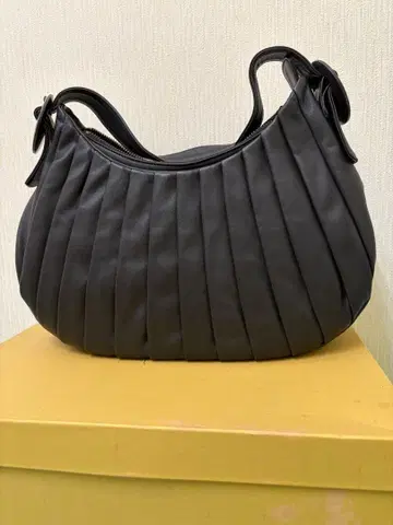 Sybilla 블랙 플리츠 핸드백
