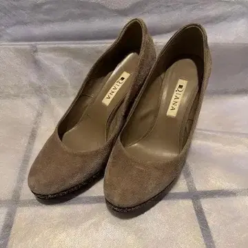 D.JANA 브라운 스웨이드 펌프스