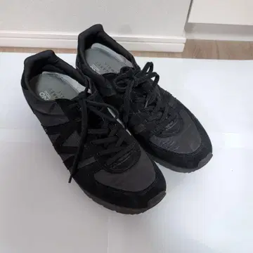 MIZUNO MARGARET HOWELL 블랙 스니커즈