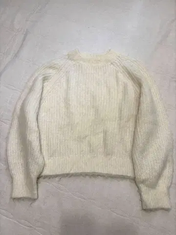 뷰티 앤 유스 모헤어 블렌드 크루넥 래글런 니트