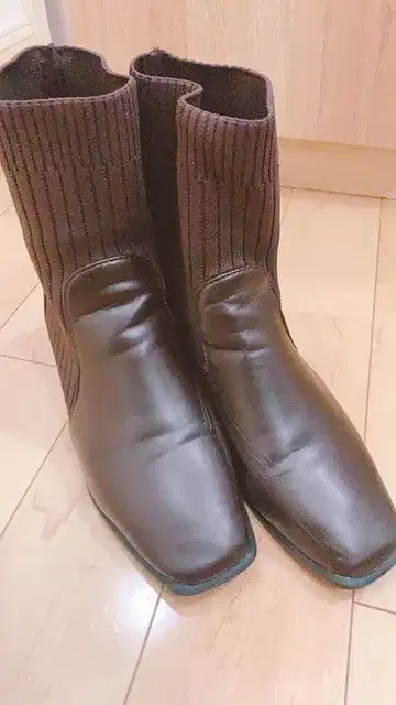 다크 브라운 가죽 부티 니트 삭스 스타일