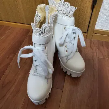 화이트 레이스 부티 하이힐