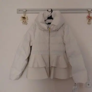 스콧 클럽 페플럼 화이트 다운 자켓