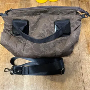 ear 브라운 숄더백