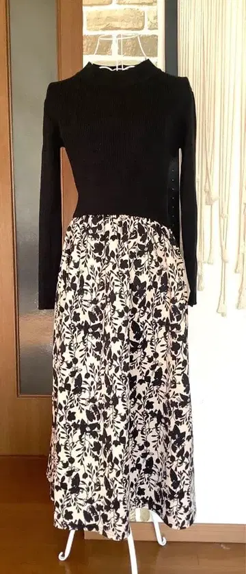 블랙과 베이지 꽃무늬 롱 원피스