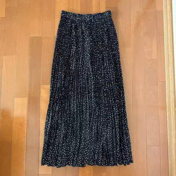 블랙 앤 화이트 도트 플리츠 스커트