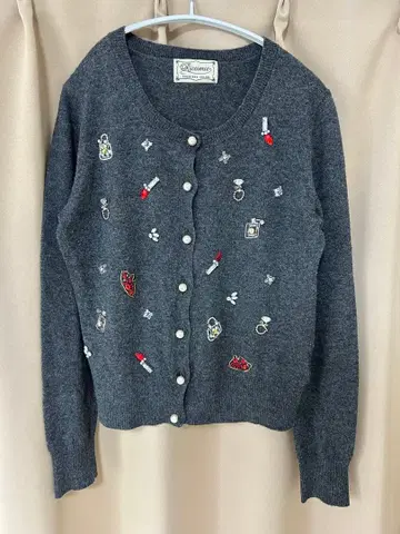 [새상품급] 비쥬 장식 그레이 긴팔 가디건