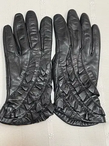 FURLA 블랙 가죽 장갑 프릴 디자인