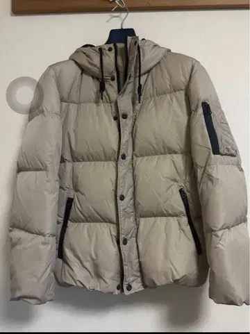 베이지 후드 부착 다운 자켓