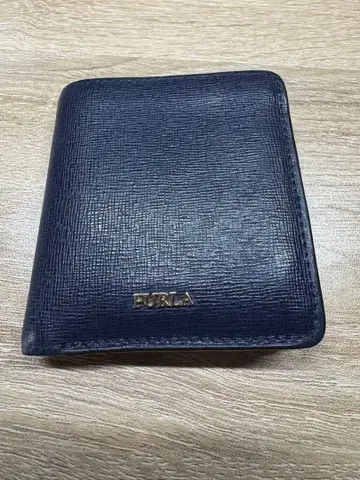 FURLA 네이비 접이식 지갑 지퍼 포켓 부착