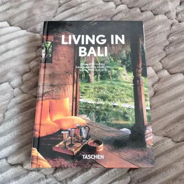 LIVING IN BALI - TASCHEN
