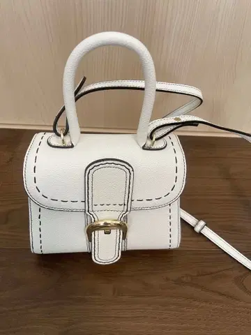 [ 새상품 ] 화이트 미니백 스트랩 포함 가죽 소가죽