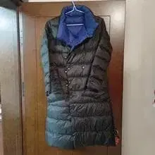 롱 다운 코트 블랙과 파랑의 콤비네이션