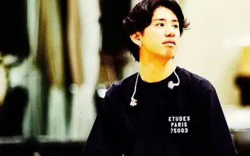 원옥 Taka 착용 ETUDES 블랙 T셔츠