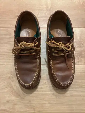 브라운 가죽 모카신