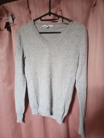 UNIQLO 유니클로 그레이 V넥 캐시미어 100% 니트 M 사이즈 긴팔