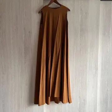 N.O.R.C 슬리브리스 롱 원피스 브라운