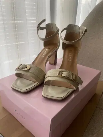 다이애나 베이지 샌들