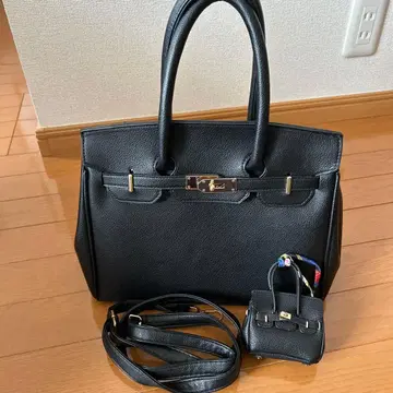 블랙 핸드백 숄더 스트랩 포함