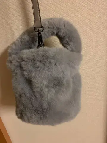 퍼 소재 그레이 숄더백