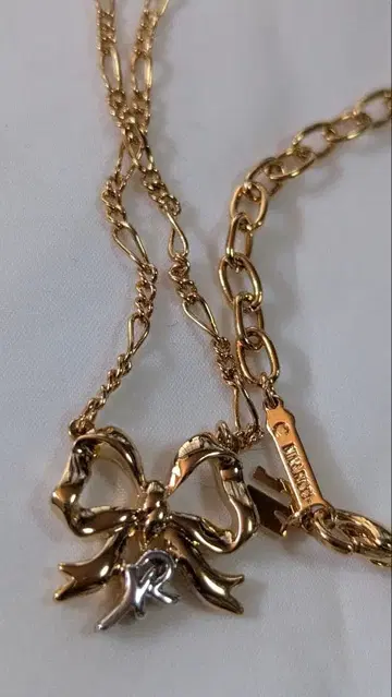 니나리치 리본 모티브 목걸이 골드 컬러