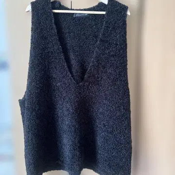 미즈이로 인드 블랙 V넥 슬리브리스 베스트