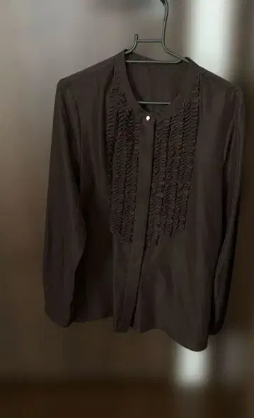 untitled 프릴 달린 긴팔 셔츠 브라운