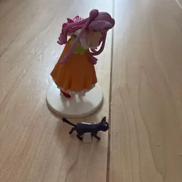 컬 헤어 피규어와 검은 고양이