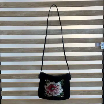 FILLER 꽃무늬 자수 숄더백
