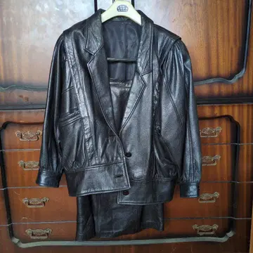 블랙 가죽 자켓과 스커트 세트