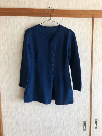 네이비 니트 가디건 V넥 버튼 포함