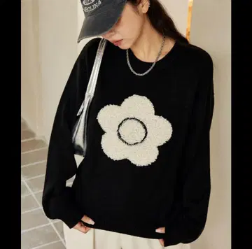 마리콴트: 상량 플라워 모티브 아트 자카드 니트 [블랙]