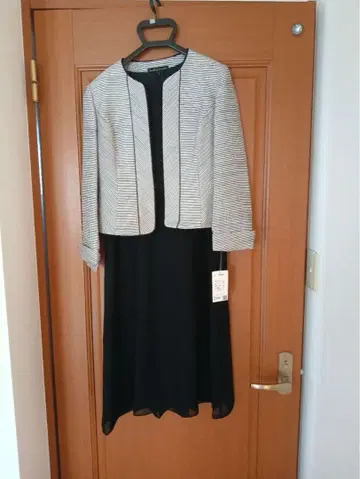 스트라이프 자켓과 원피스 수트