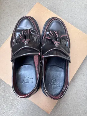 Dr. Martens 버건디 Adrian 태슬 로퍼