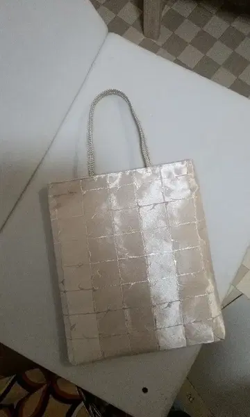 고급 순수 실크의 꽃무늬 후쿠로 오비를 리메이크한 토트백 라이트 실버