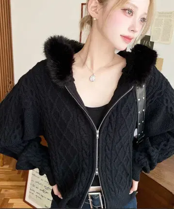 블랙 퍼가 달린 케이블 니트