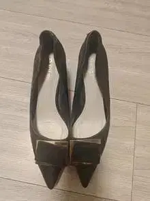 블랙 스틸레토 펌프스 금장 장식 포함