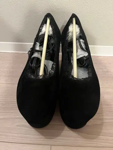 swankiss 블랙 스웨이드 하트컷 웨지힐 펌프스 새상품 M