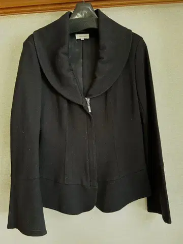 블랙 테일러드 자켓 플레어 슬리브