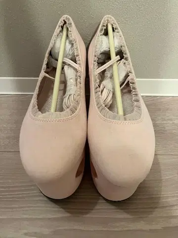 swankiss 핑크 하트형 구멍 웨지힐 펌프스 레이스업 새상품