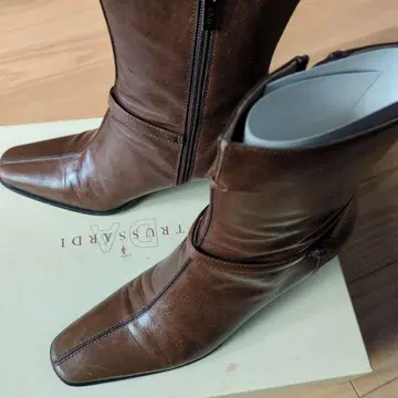 TRUSSARDI 브라운 가죽 부츠 중간 굽