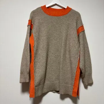 베이지 오렌지 사이드 악센트 니트