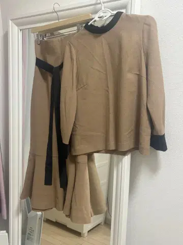 TIARA 베이지 셋업 스커트 사이즈 4