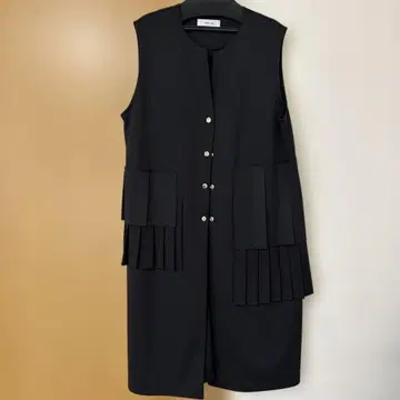 Eimee Law 블랙 플리츠 베스트