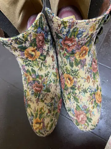 꽃무늬 자수 부츠