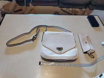 화이트 숄더백 플랩식