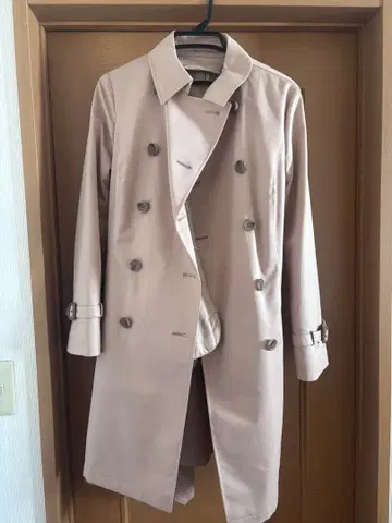 베이지 더블 브레스트 트렌치코트